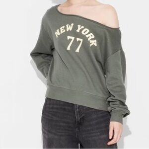 Women’s Off the Shoulder NYC. Graphic Sweatshirt.    XXL.    Olive green